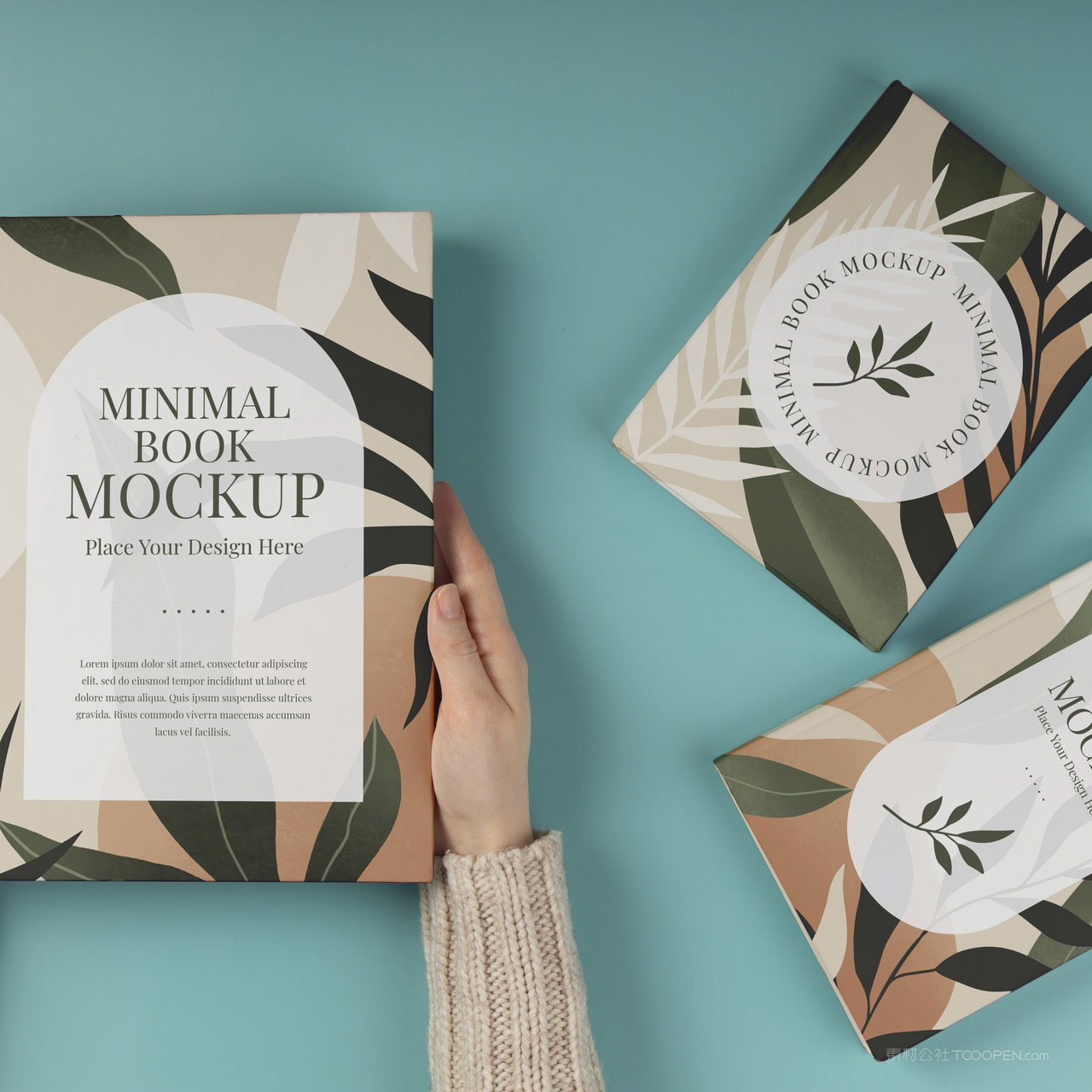 手捧画册书籍贴图样机