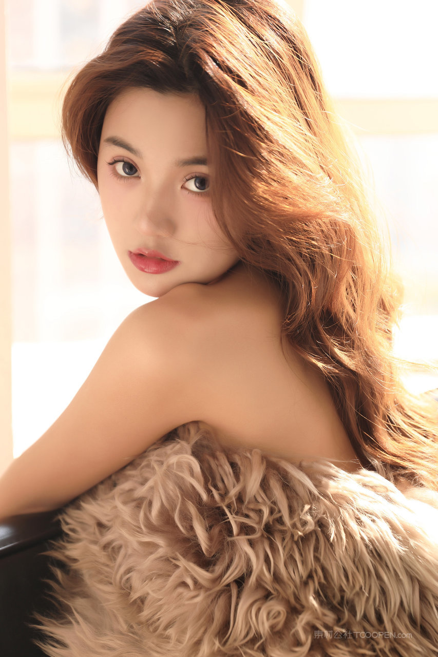 五官精致的漂亮美女主播摄影写真图片