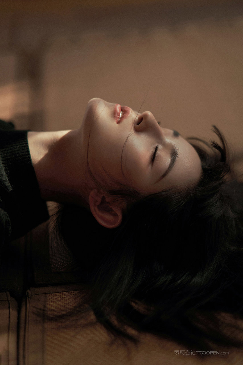 放荡不羁的新疆美女明星哈尼克孜图片