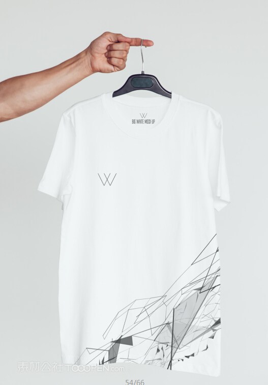 手提白色T恤样机