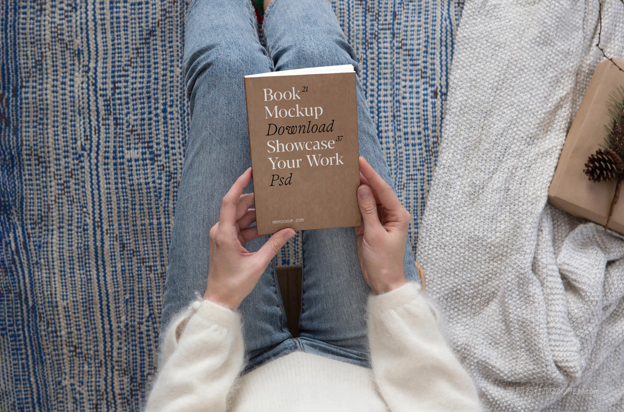 手拿书本样机书封面样机