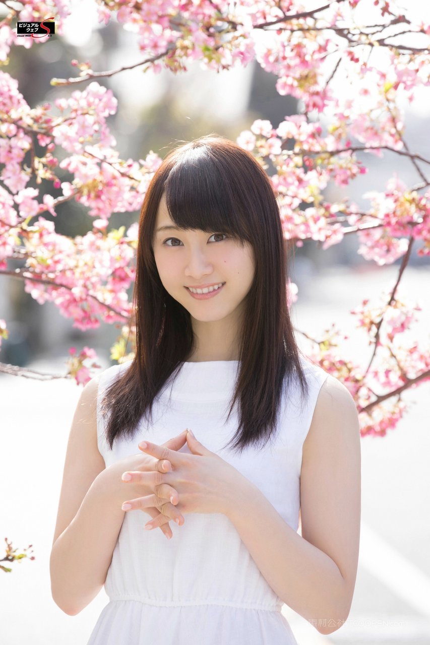 樱花树下的日本清纯美女户外人像摄影图片