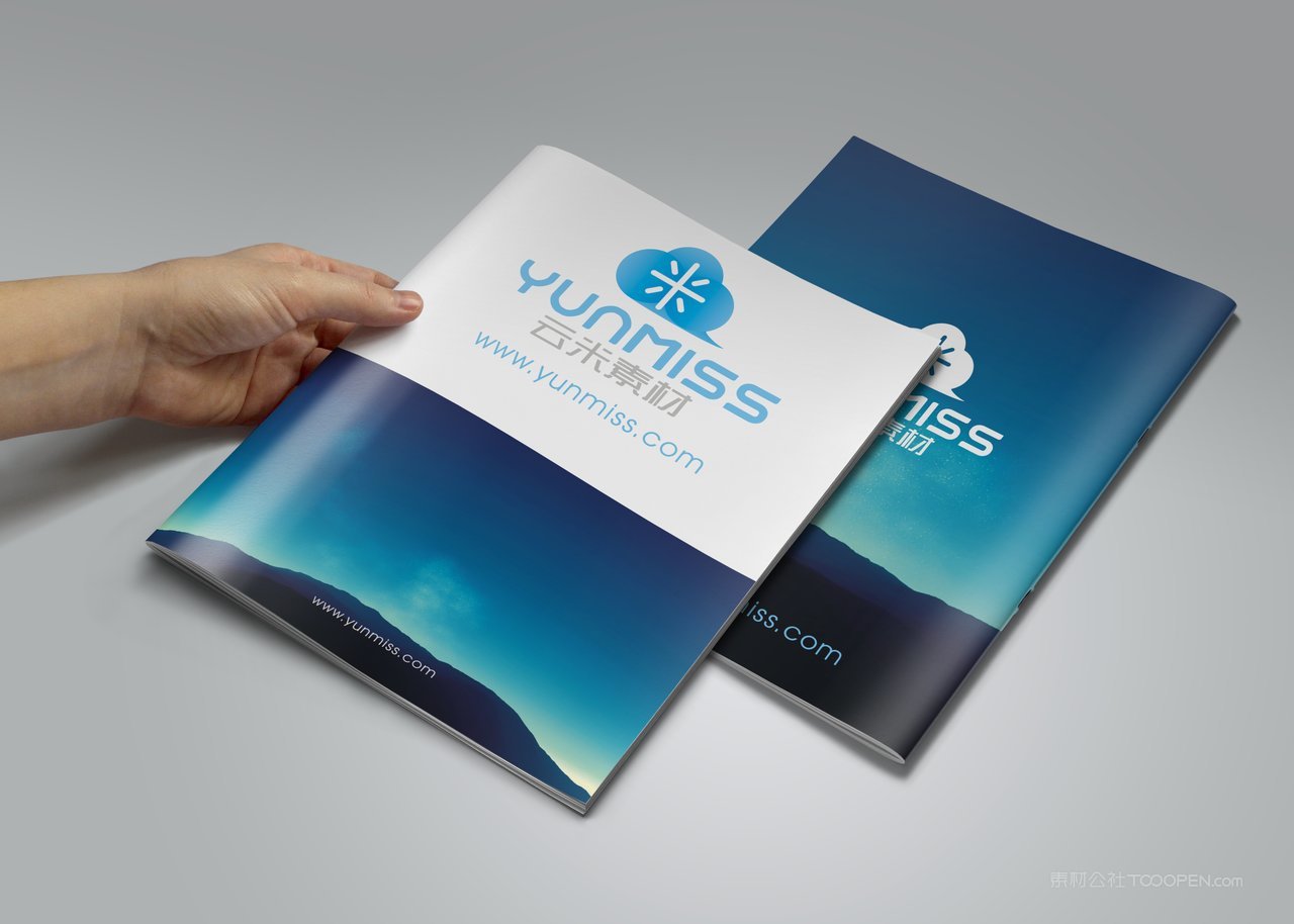 手持画册样机 (3)