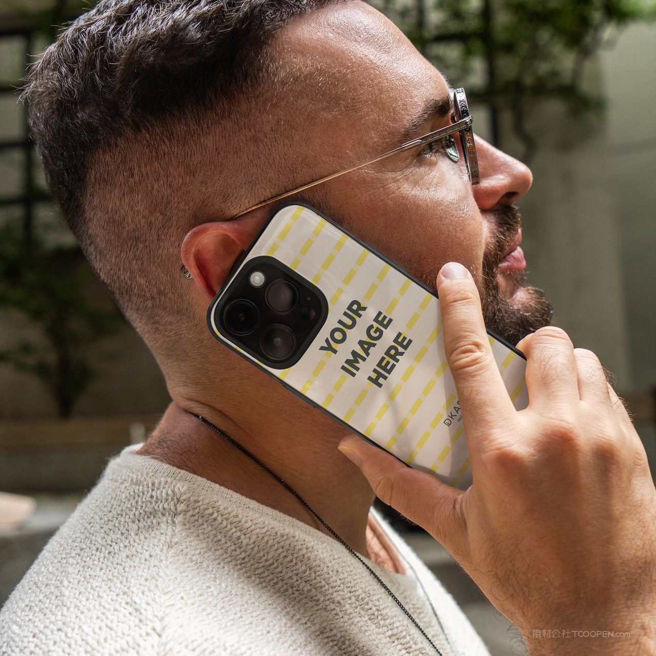 男子手拿手机iPhone14贴图样机