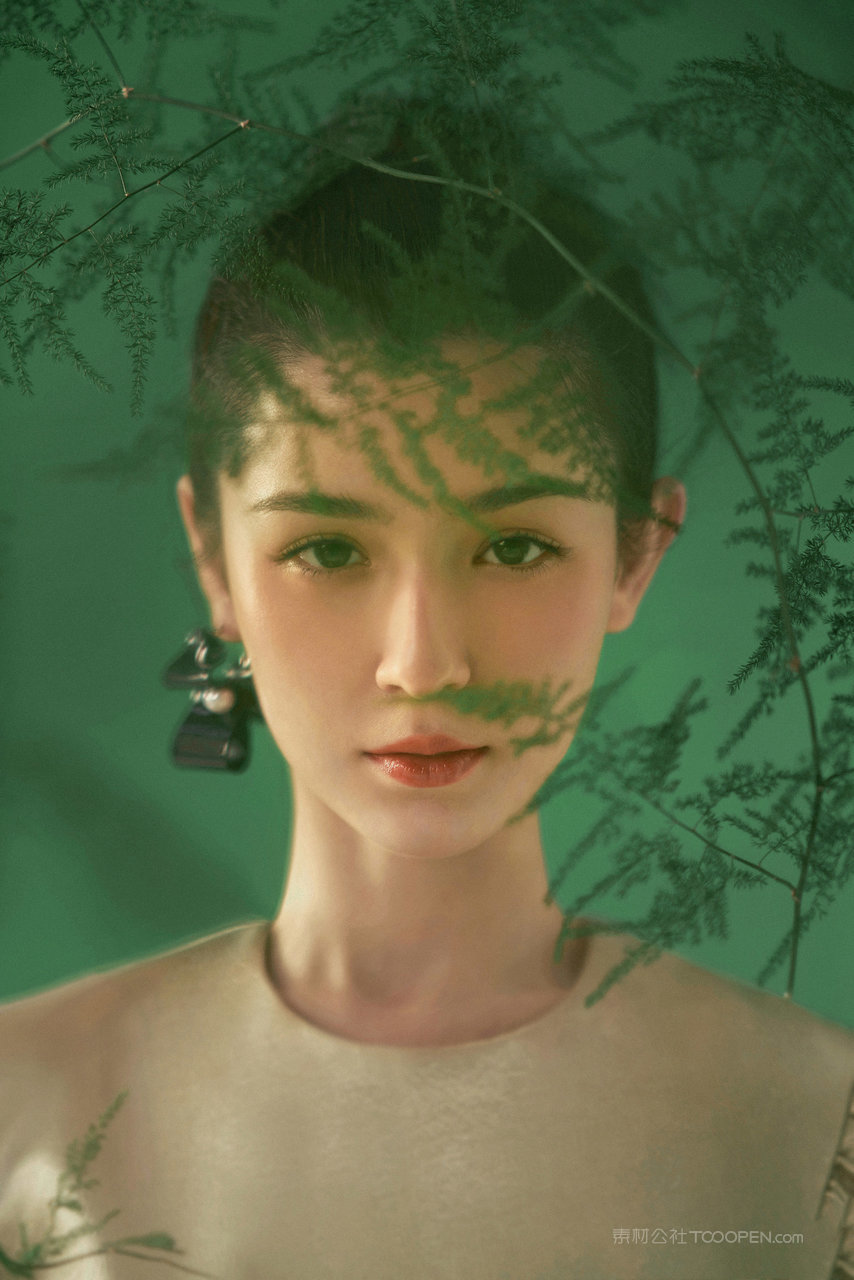 新疆美女明星哈尼克孜侧脸写真图片