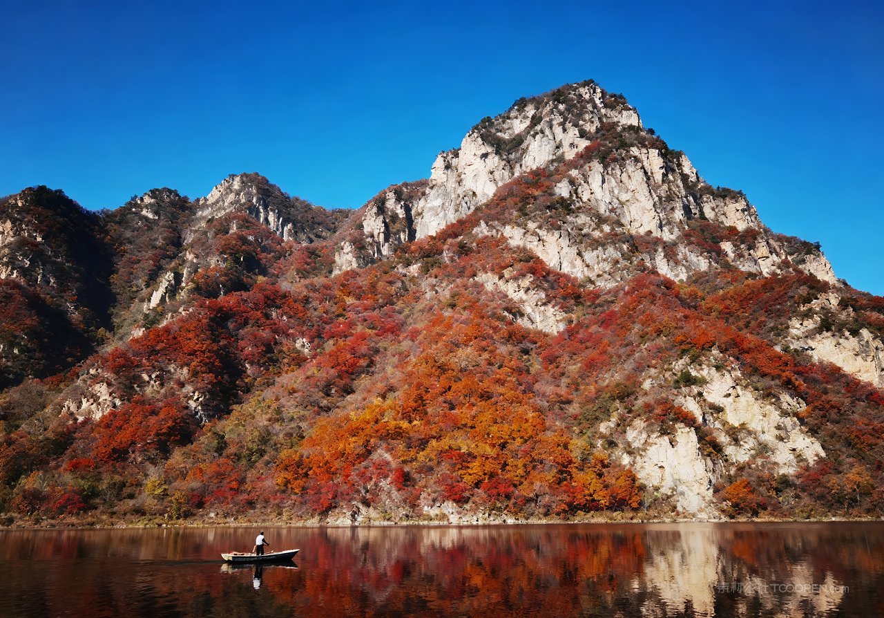 山峰青山唯美秋天天空湖泊山水意境