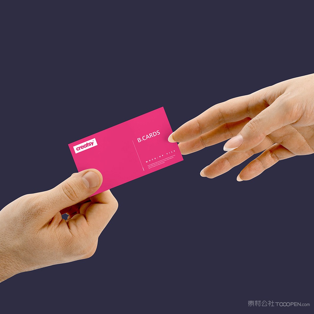 两只手拿名片贴图样机