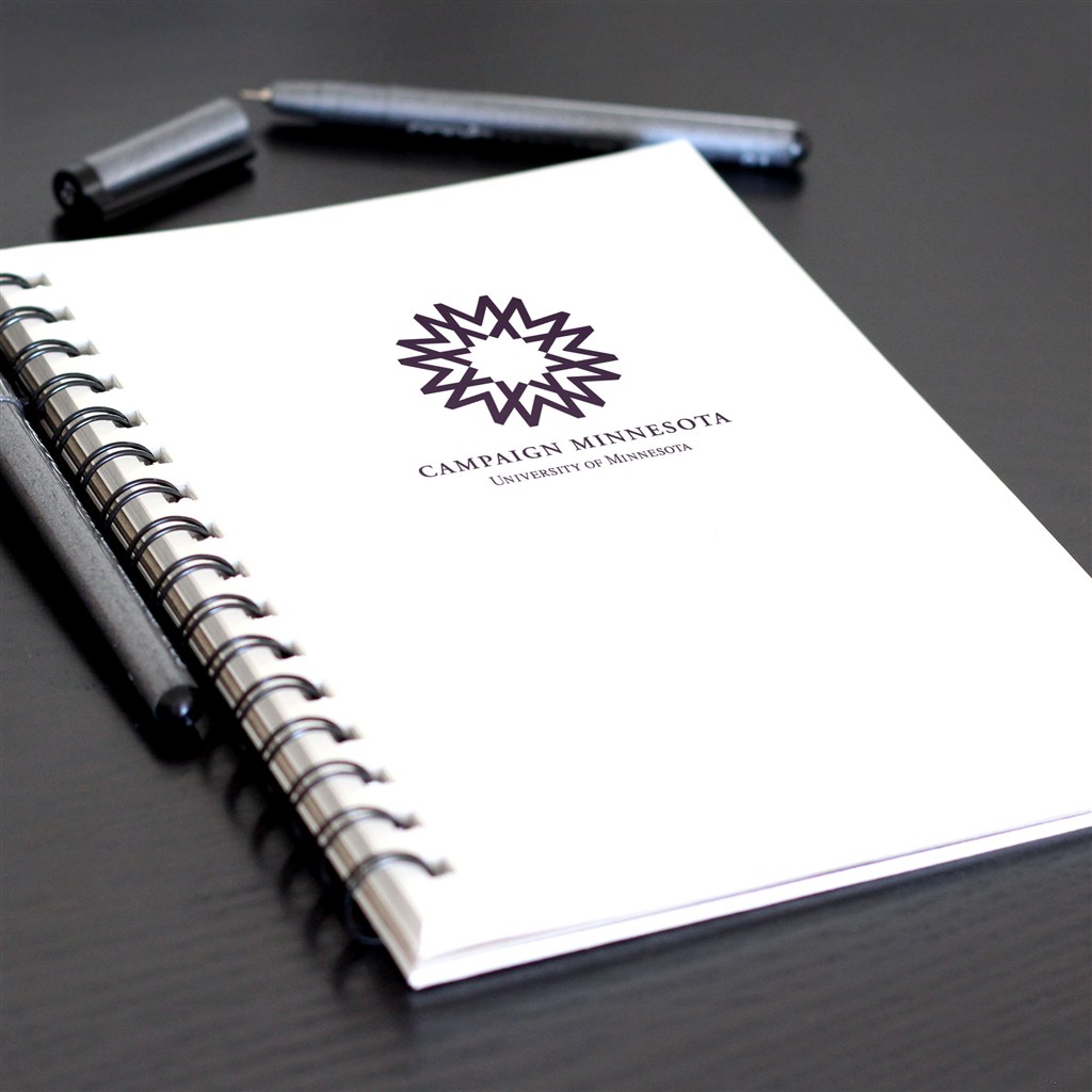 骑马钉精美画册样机