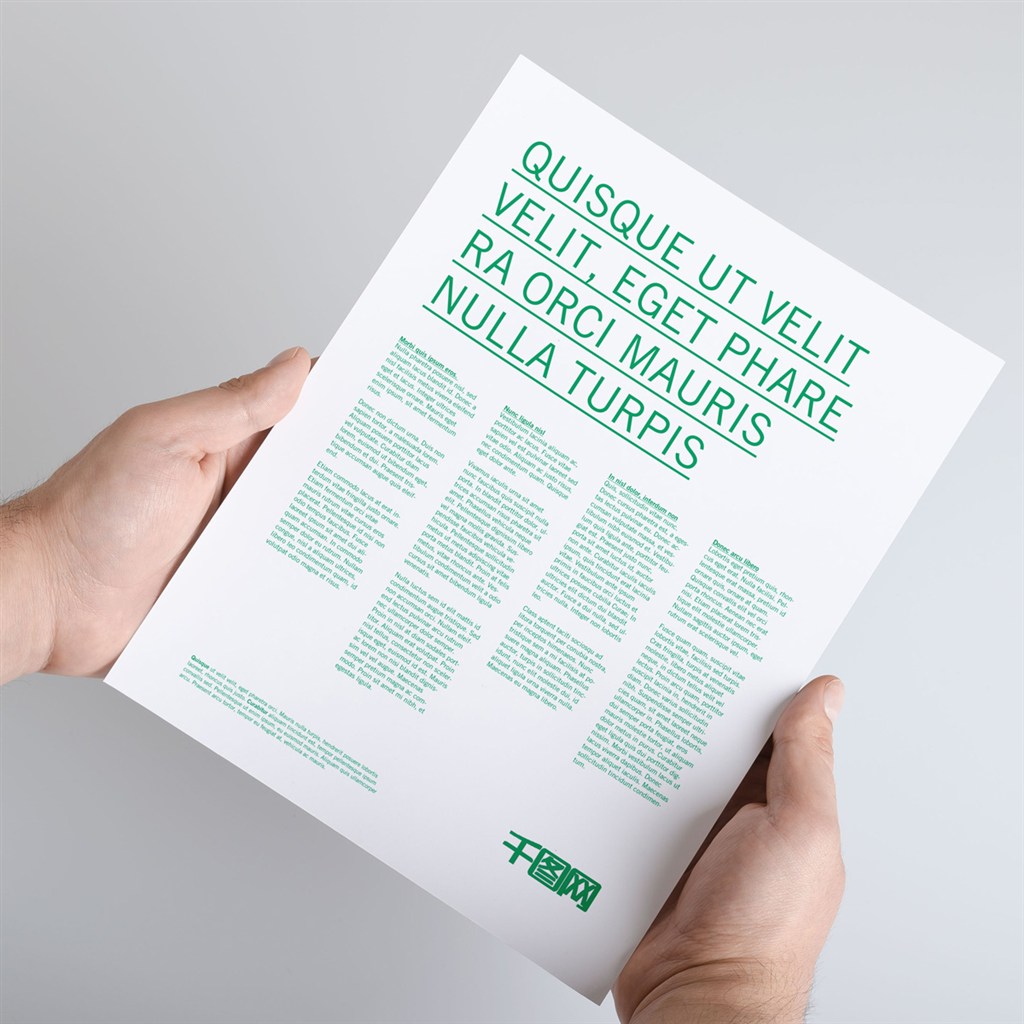 手拿海报样机贴图