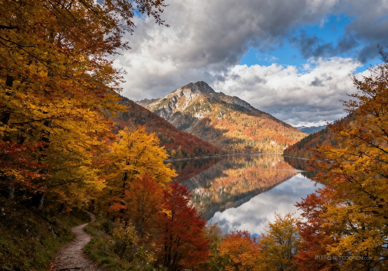 天空山峰山水唯美意境秋天