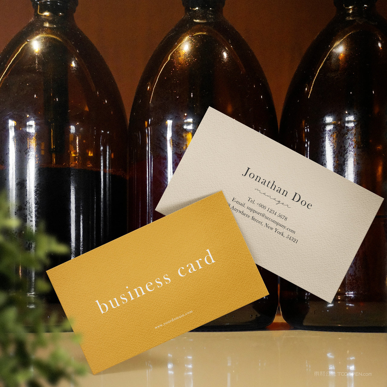 酒瓶悬浮的名片正反面贴图样机