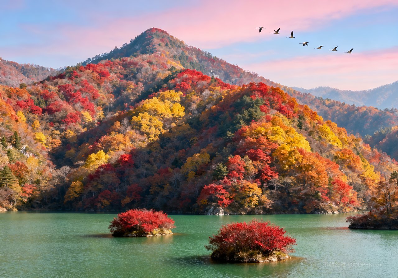 秋天唯美山峰山水意境天空湖泊