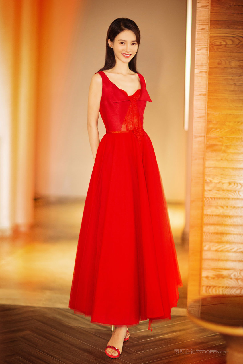 笑容灿烂的中国美女明星金晨时尚写真图片