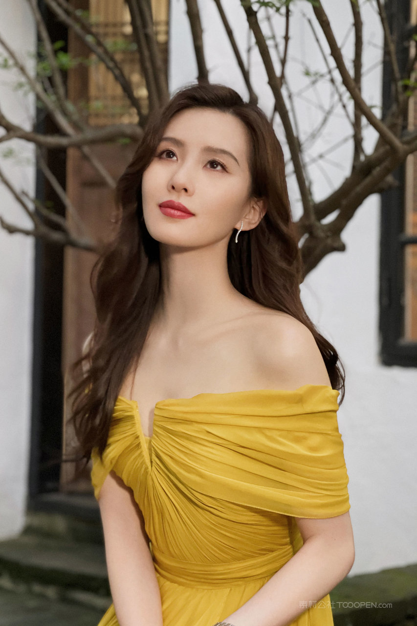 穿黄色抹胸礼服的极品气质美女明星刘诗诗高清美女图片