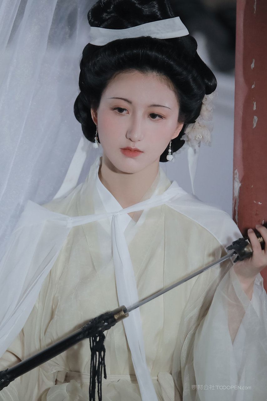 忧郁气质古装美女图片