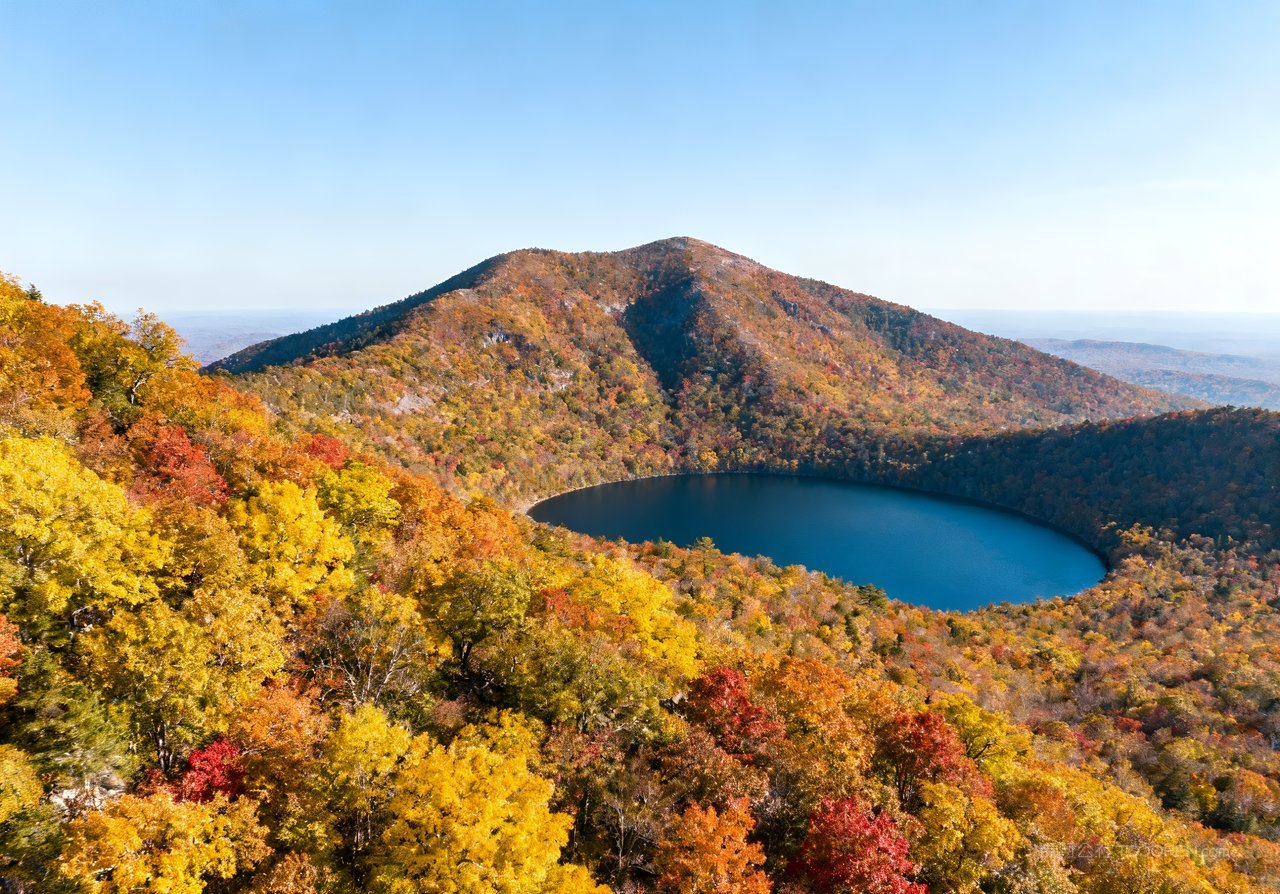 青山意境秋天山水山峰天空湖泊唯美