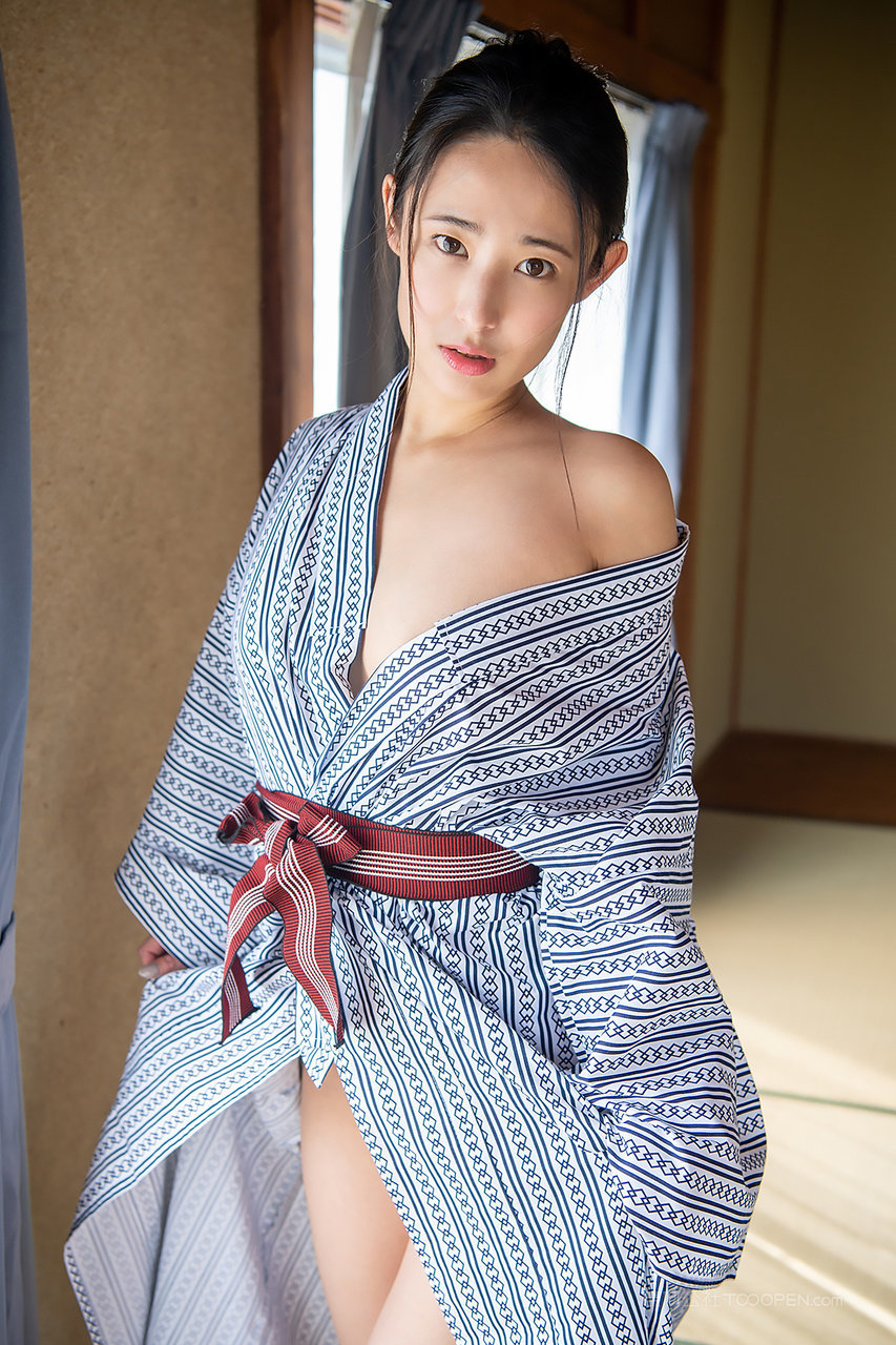 穿浴袍的日本人体艺术裸体美女模特写真图片