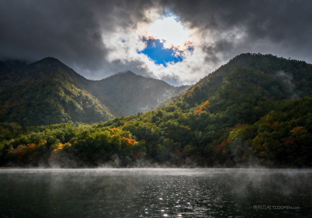 山峰意境唯美湖泊青山天空秋天山水