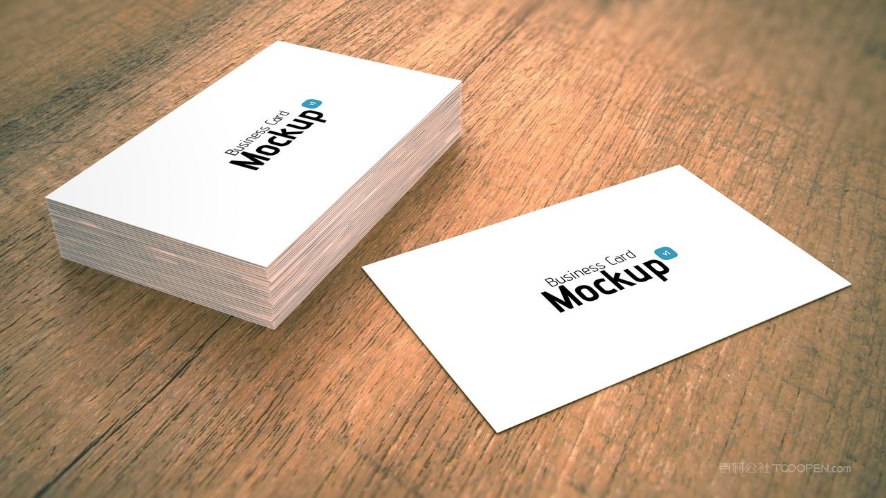 一叠名片放在木质桌面场景贴图样机 (1)
