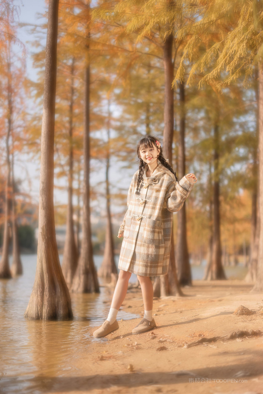 蹲在地上的可爱女生图片