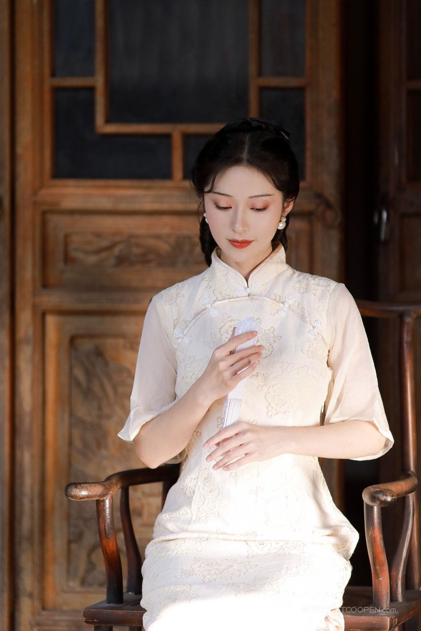 端庄大气的古典东方美女艺术写真图片