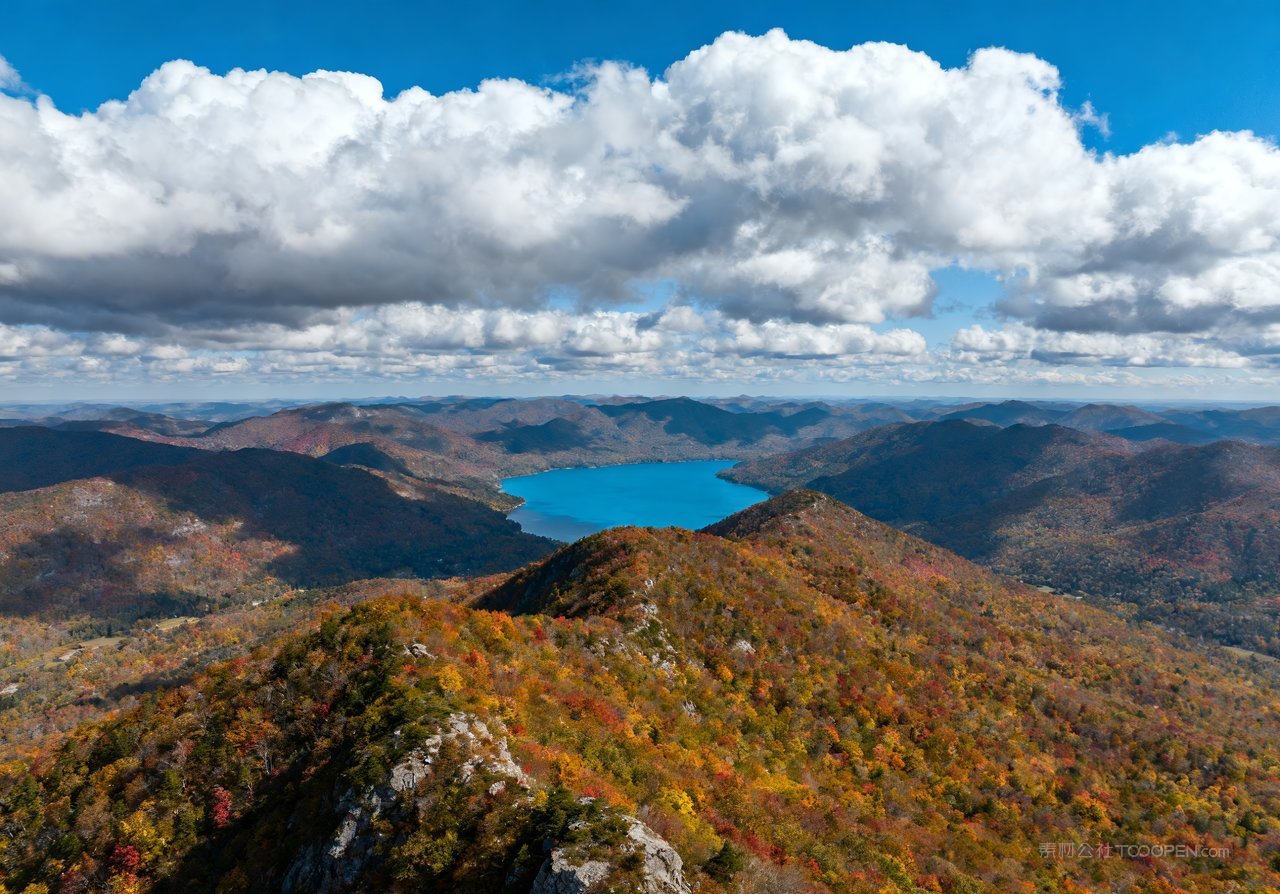 意境青山湖泊秋季唯美山峰山水天空