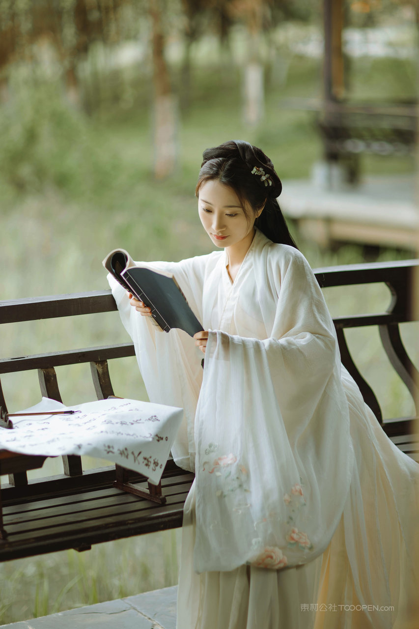 看书的古装古典气质美女艺术写真图片