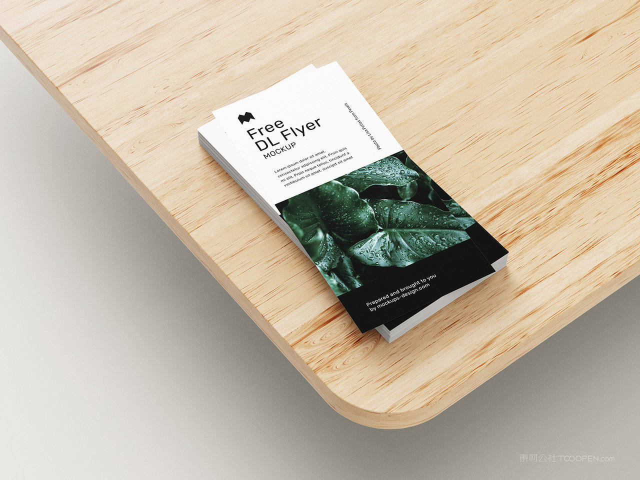 木桌上高档的宣传单页样机素材