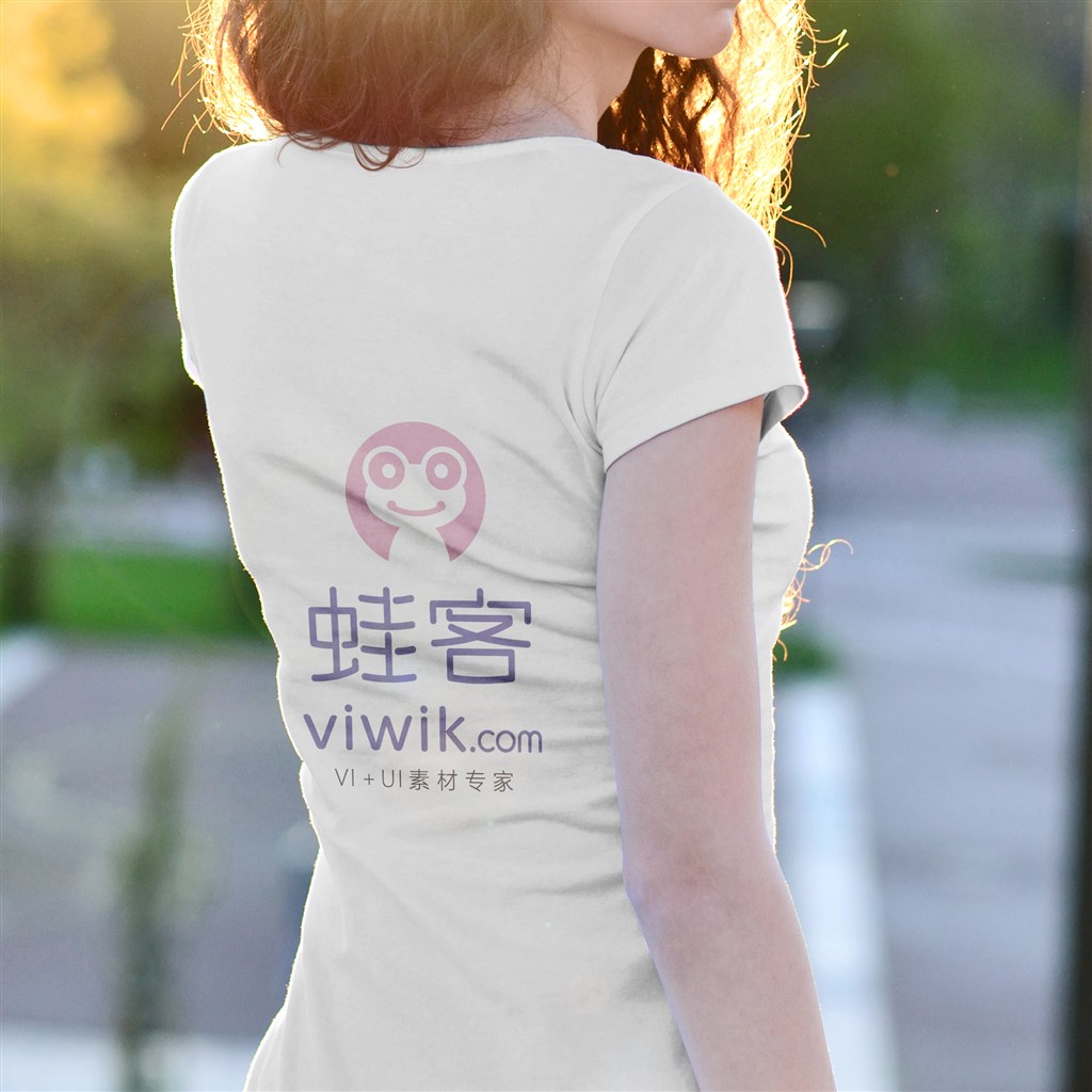 穿着白色T恤女士样机