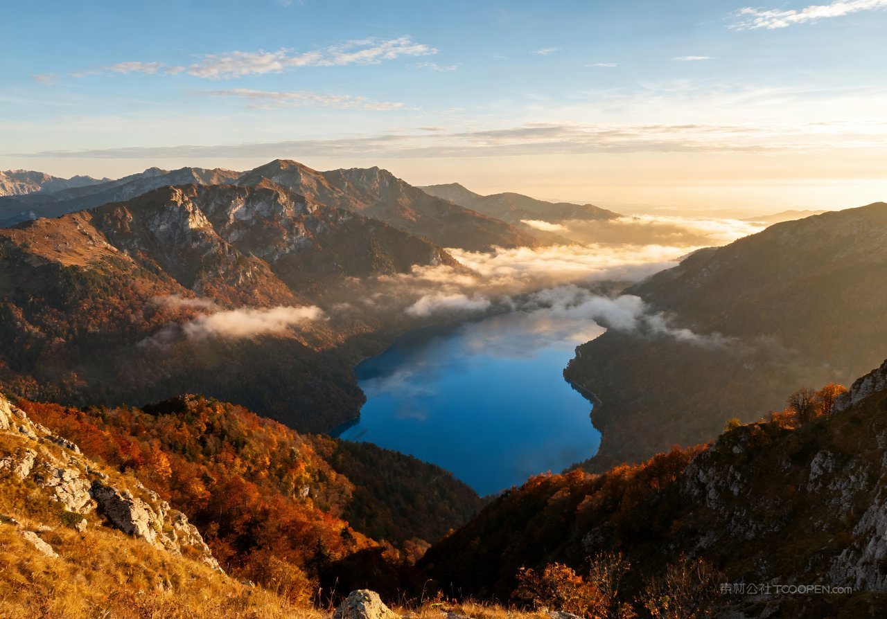 意境青山天空秋季唯美湖泊山峰山水