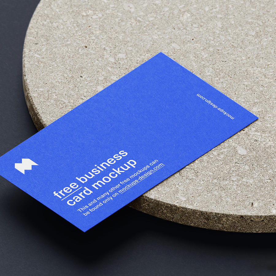 托盘上简约大气的名片样机特写