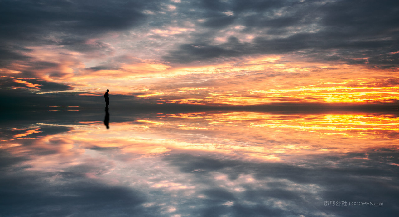 天空之境的人的倒影