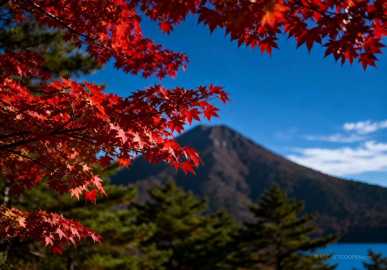 唯美秋天山水湖泊山峰意境天空