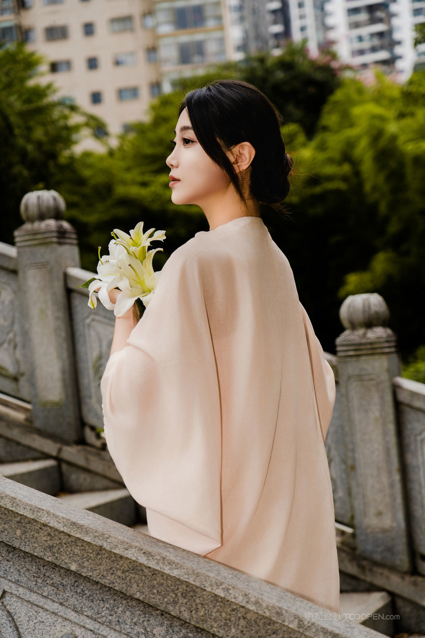 捧着鲜花的气质美女图片