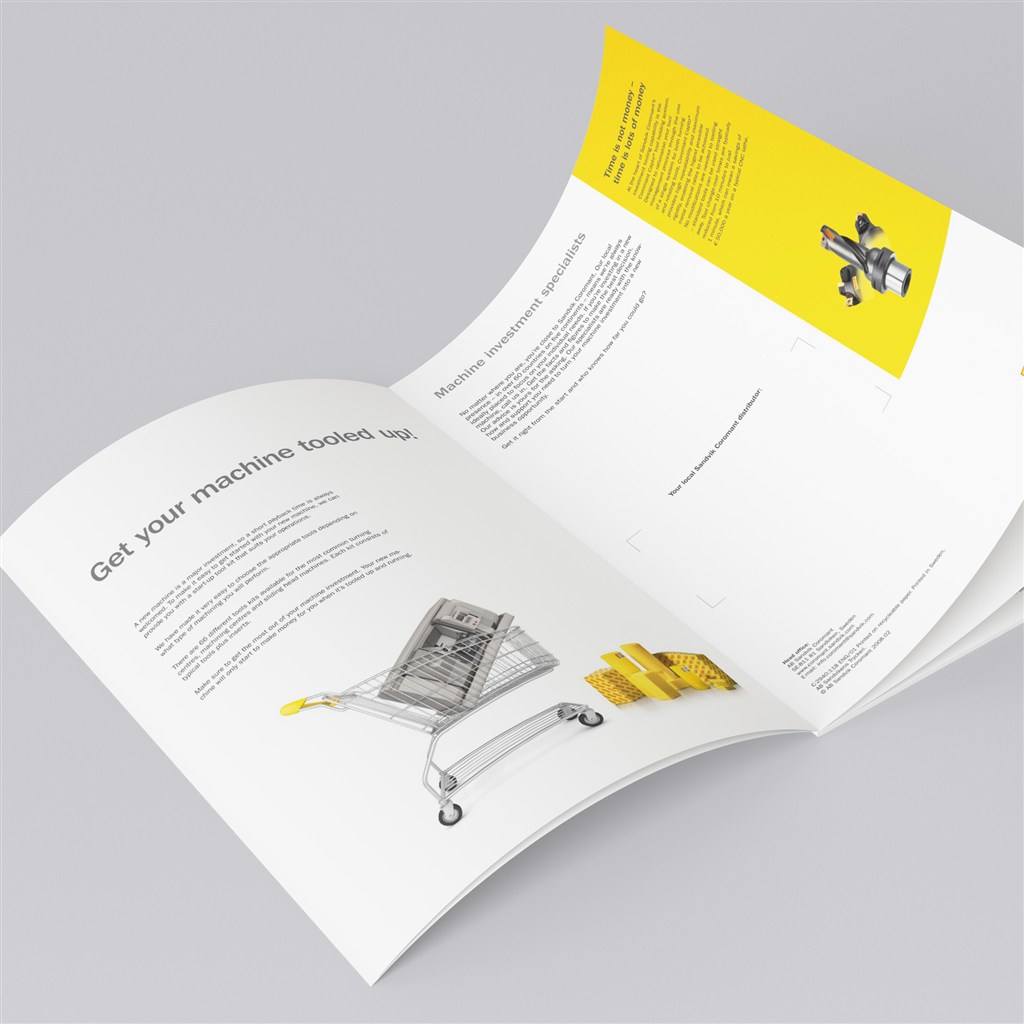 翻开的宣传画册样机