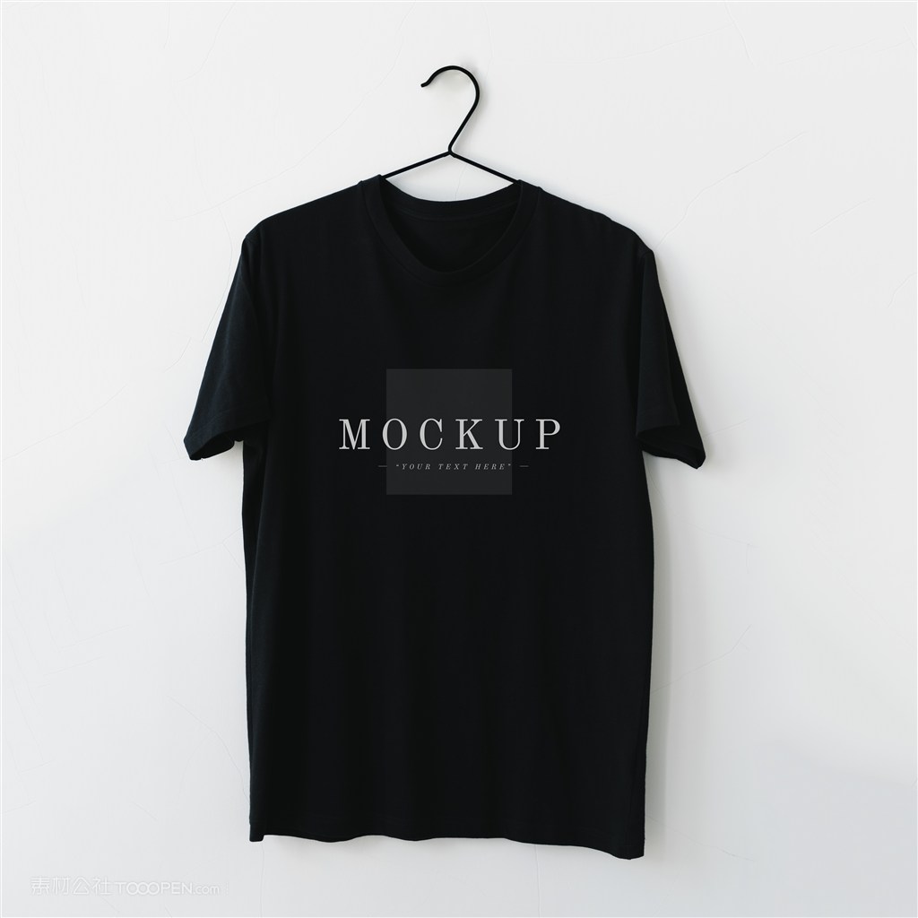 挂在衣架上的黑色T恤贴图样机