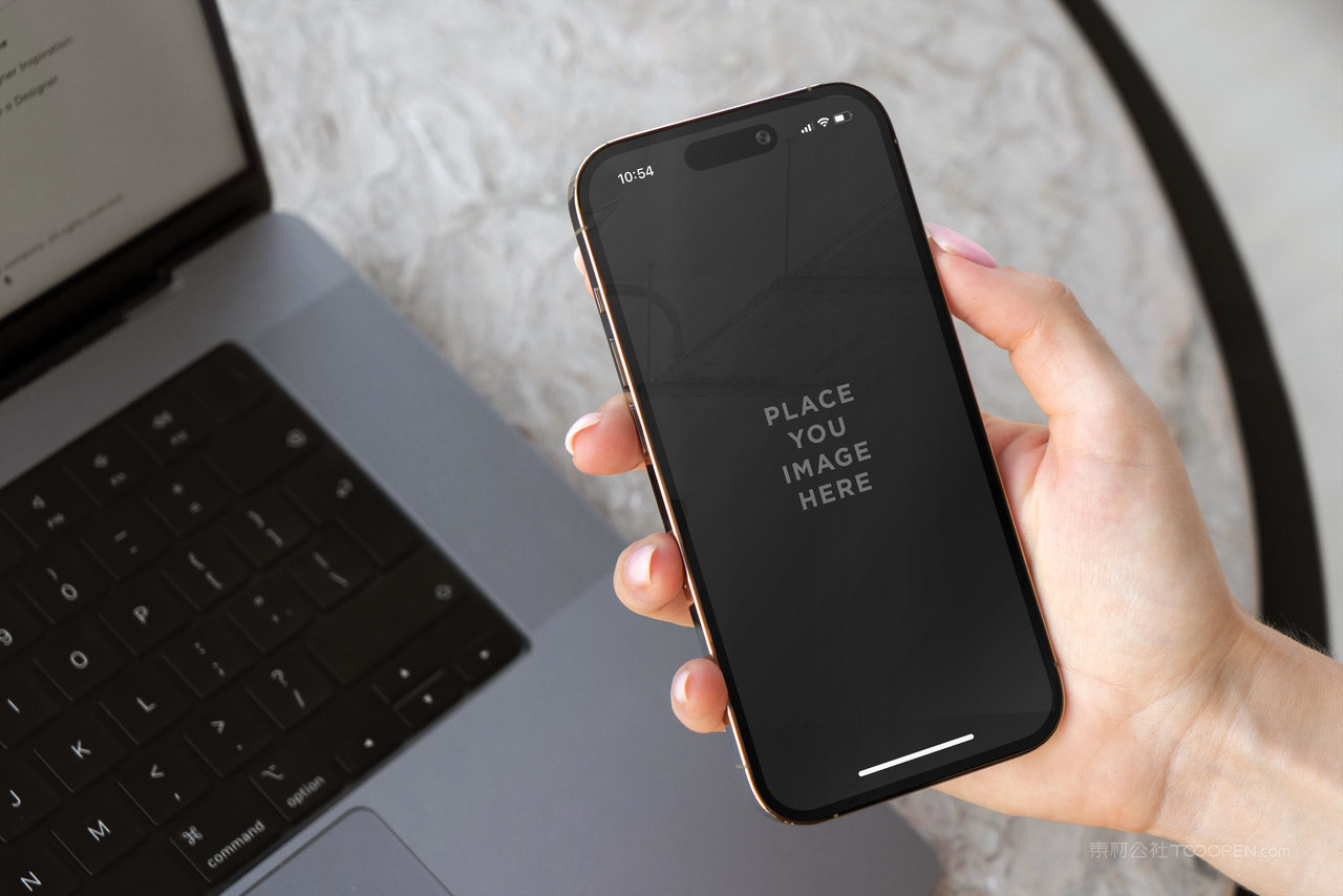 手拿手机屏幕场景样机