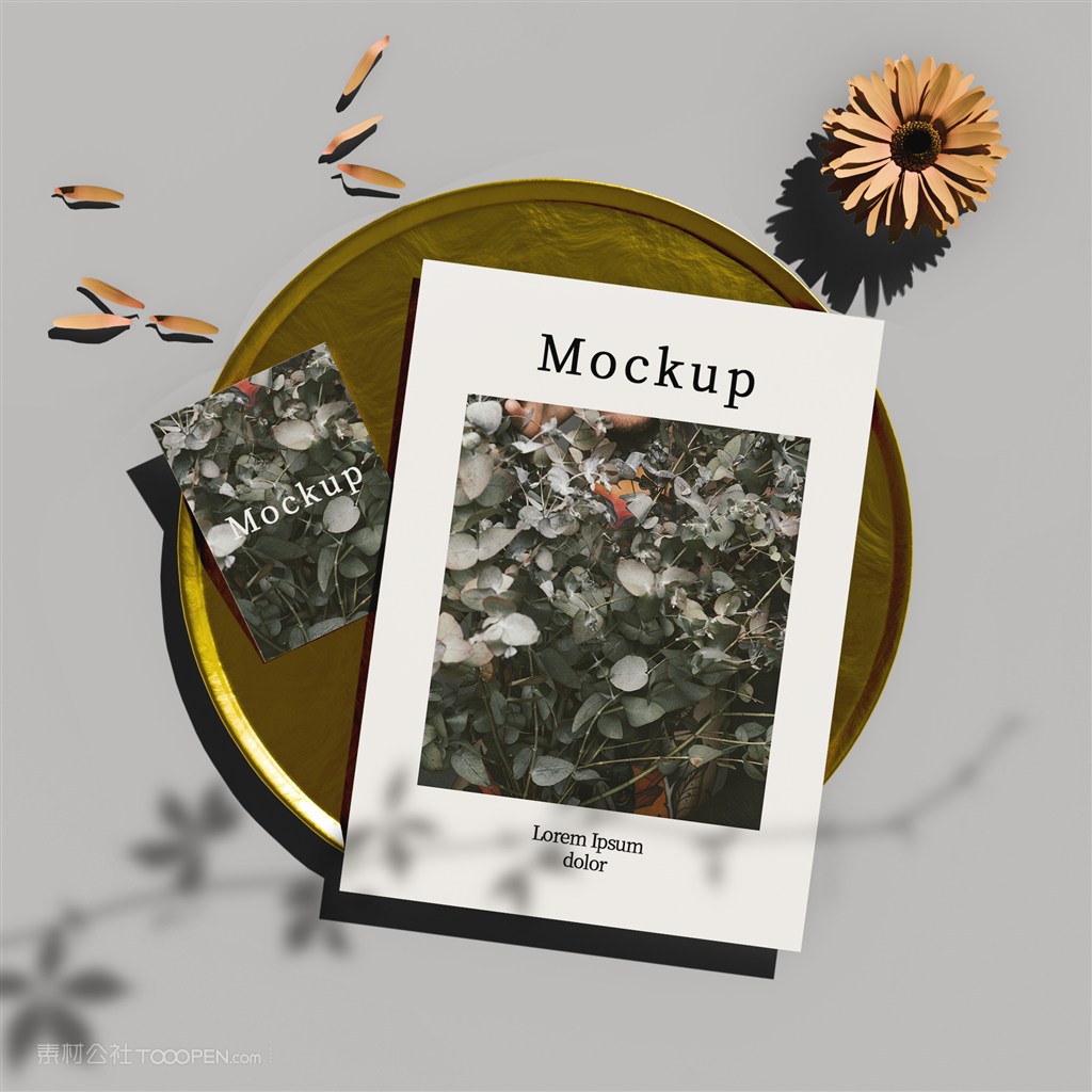 金色圆盘上花瓣卡片贴图样机