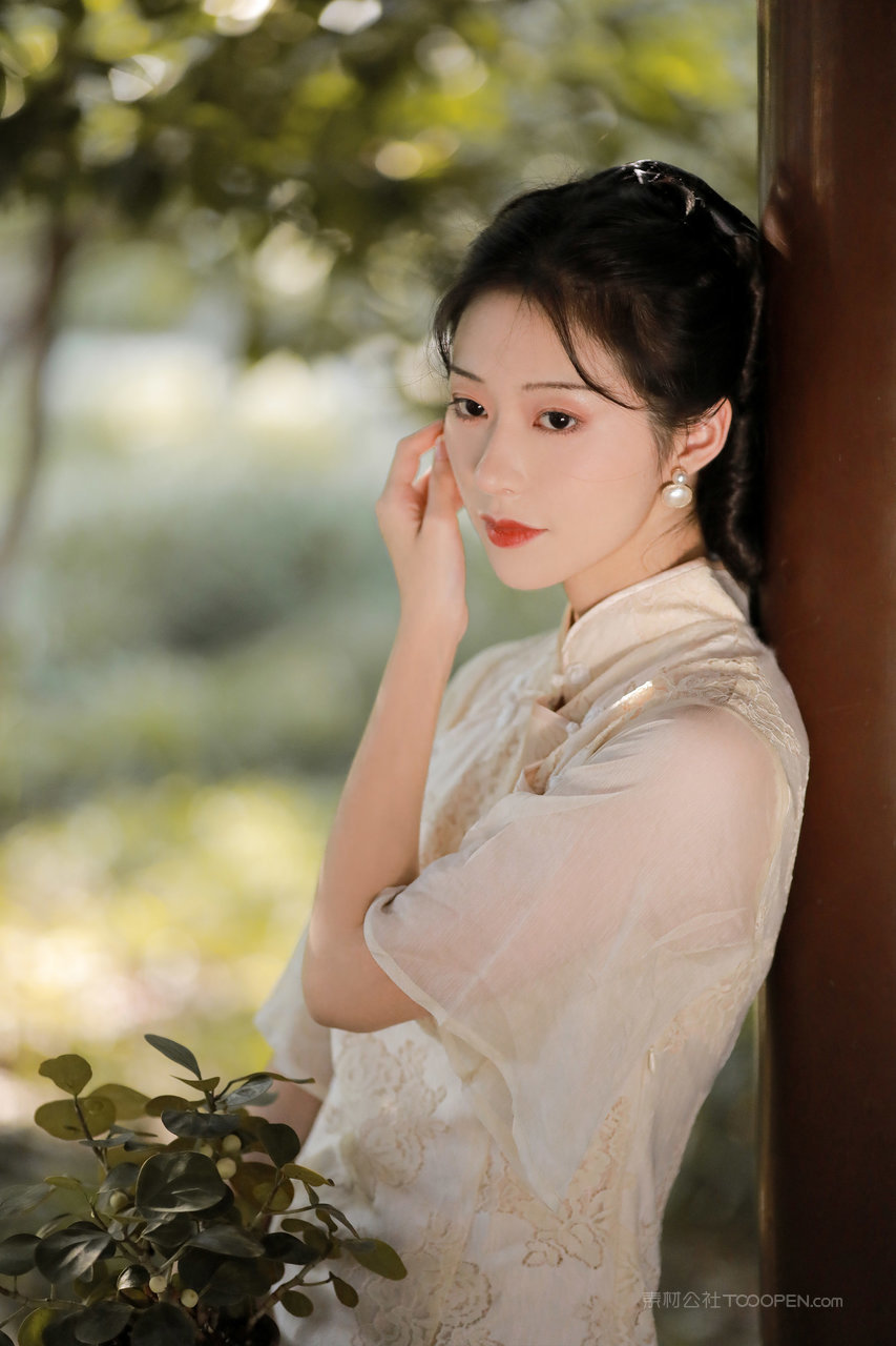 清秀古典美女写真壁纸大图下载