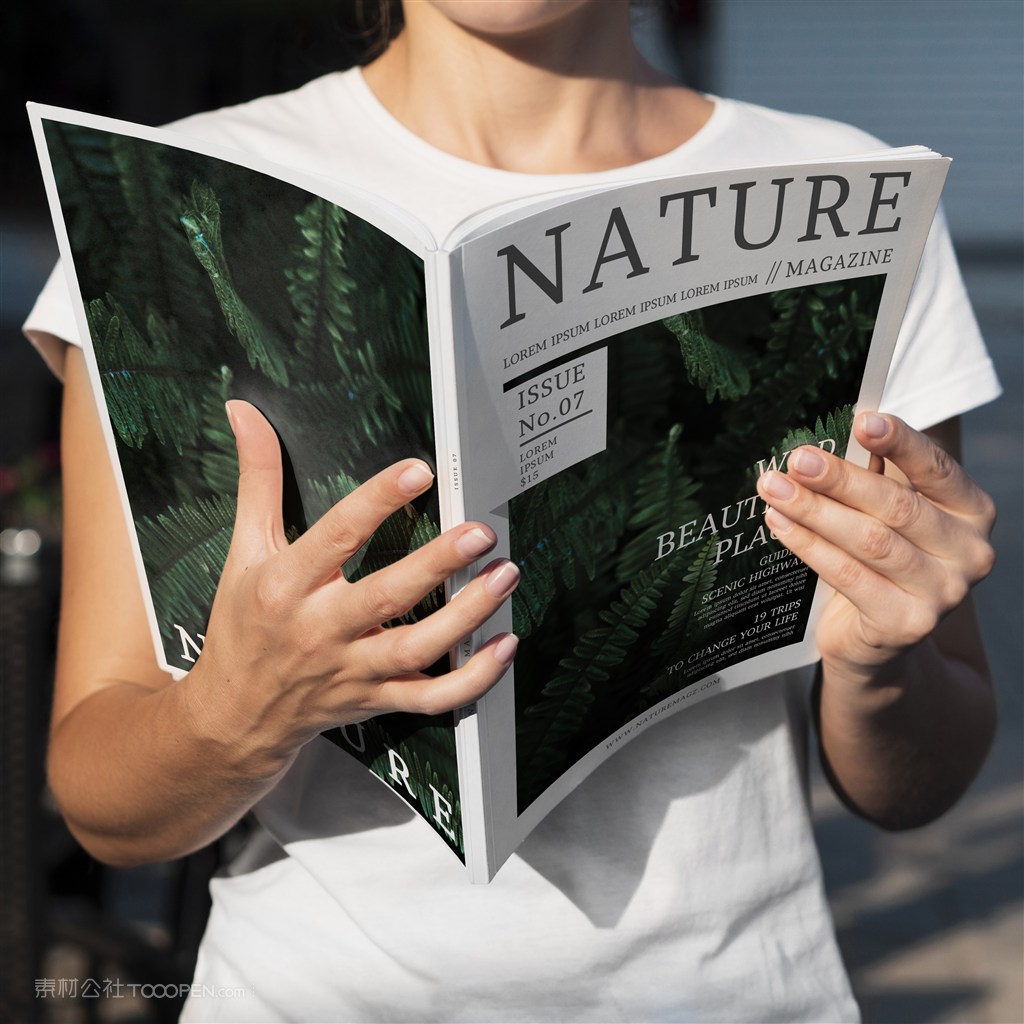 手捧自然杂志样机模板