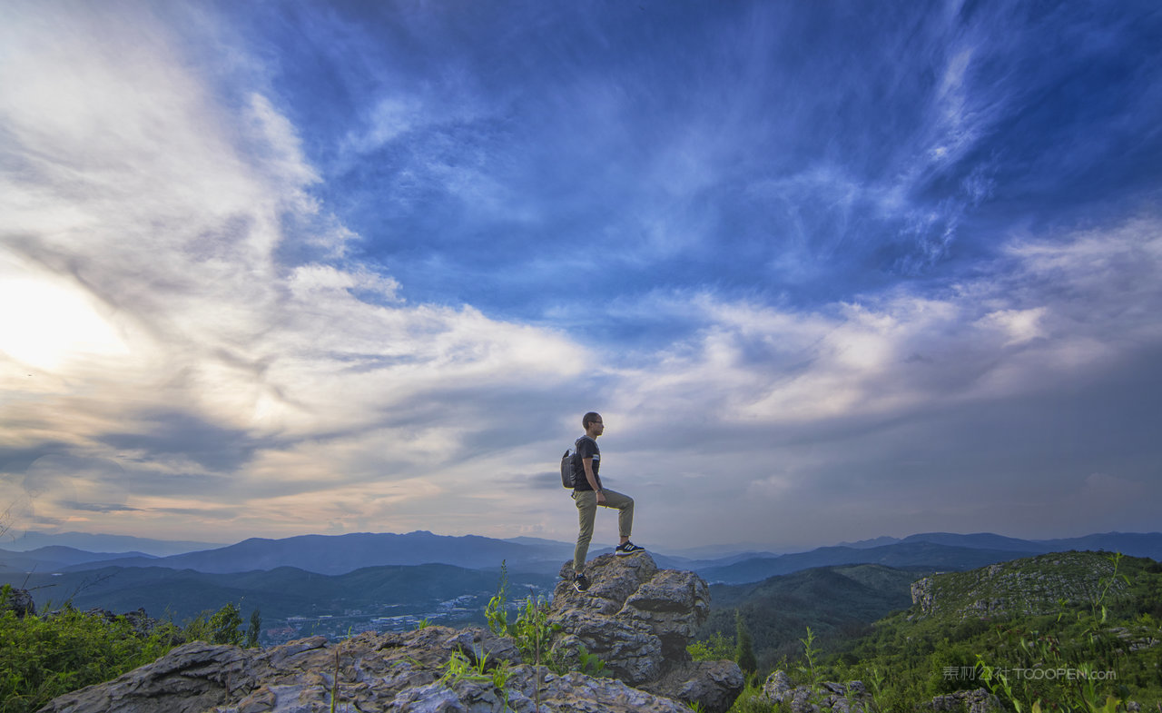 云南昆明翻越山峰