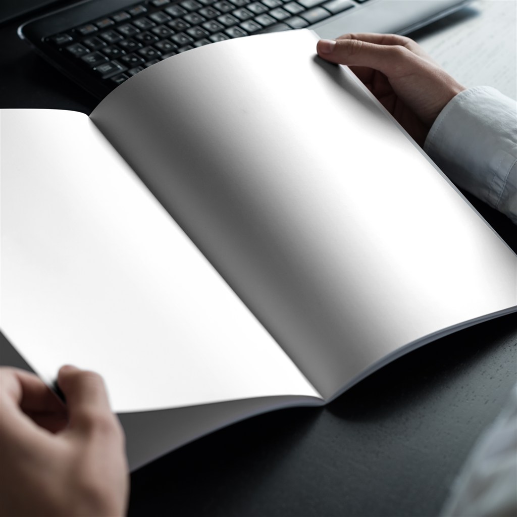 手拿打开的书本画册样机