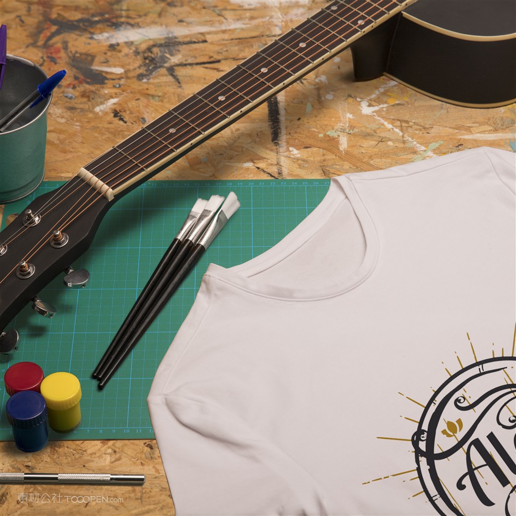 吉他旁边的白色T恤贴图样机