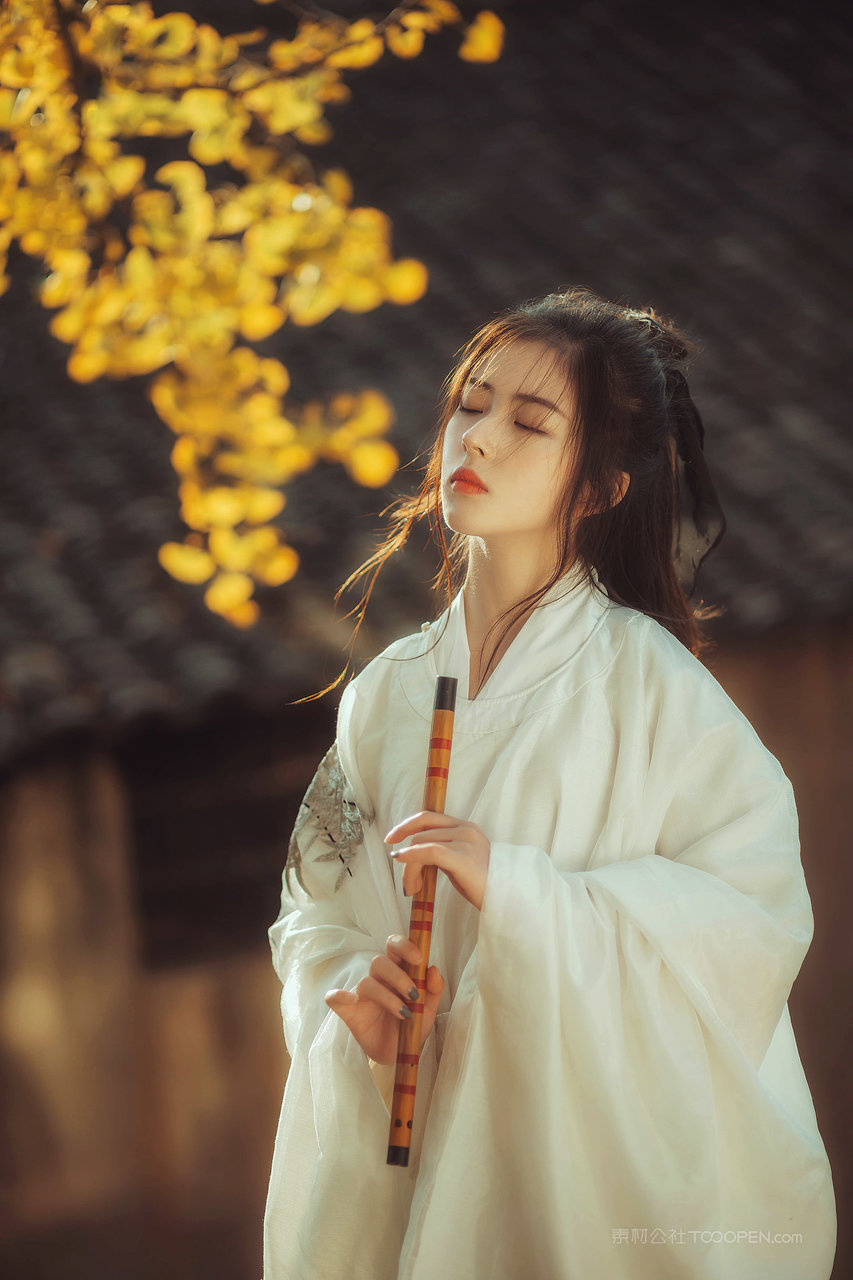 吹笛子的古装白衣少女唯美意境写真壁纸图片