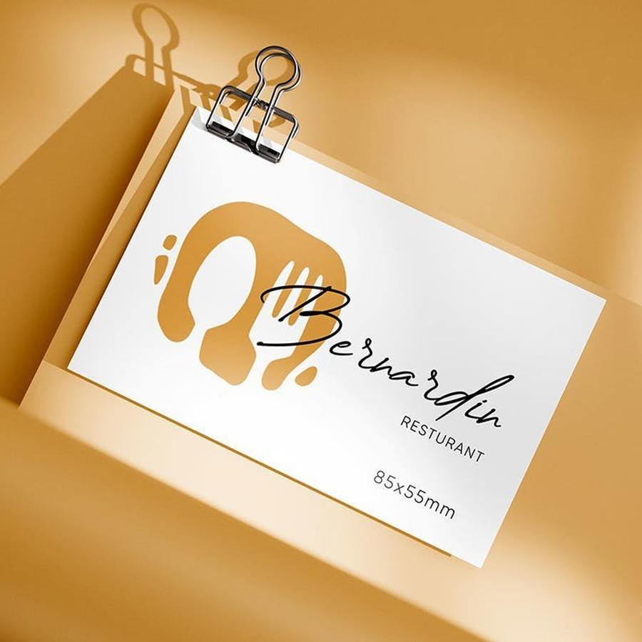 卷纸上带有夹子的名片样机