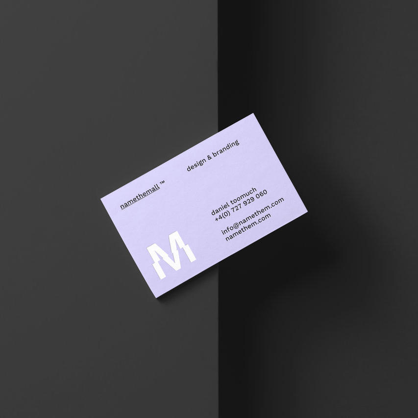 黑色背景上的名片样机