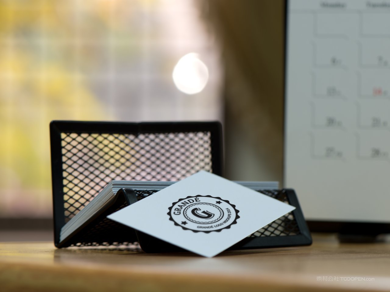 名片放在名片架上贴图场景样机 (4)