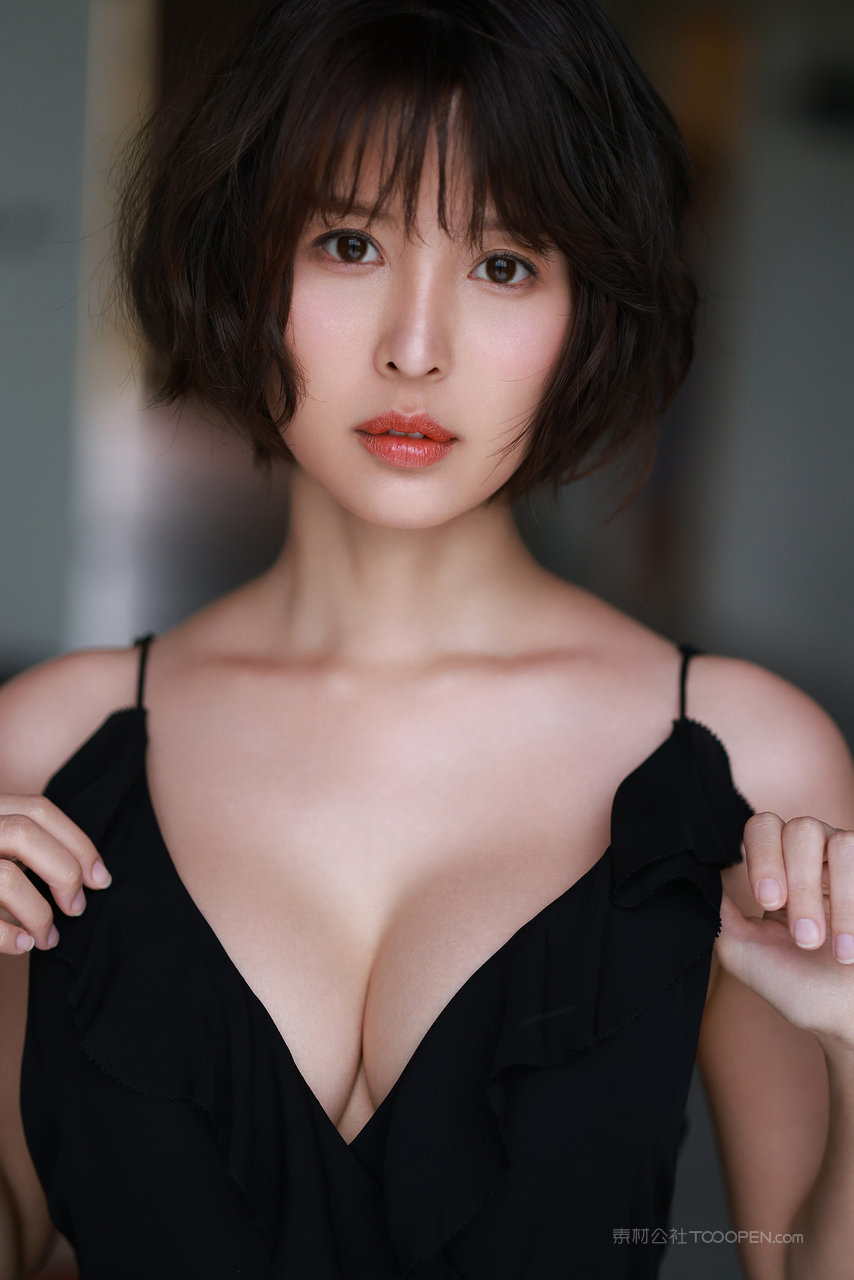 日本短发大胸美女模特高清图片