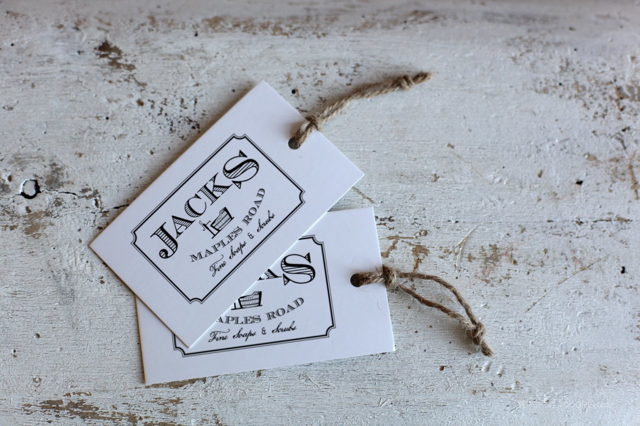 质朴简约的标签展示企业服饰吊牌样机 (3)