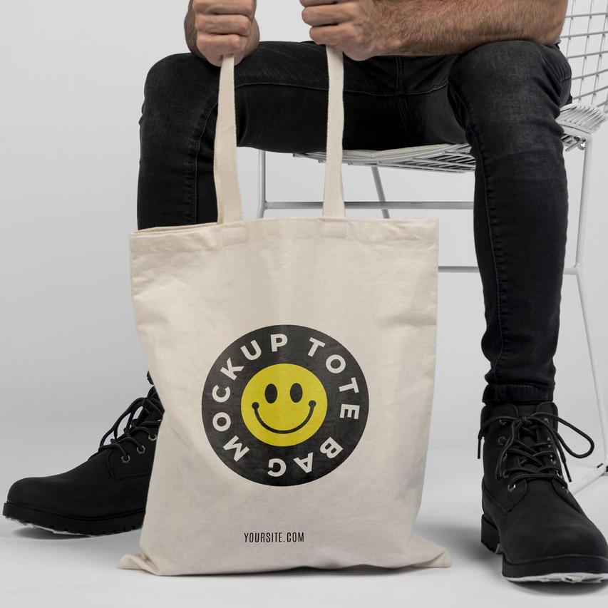 创意帆布包手提袋人提着帆布包场景样机 (1)